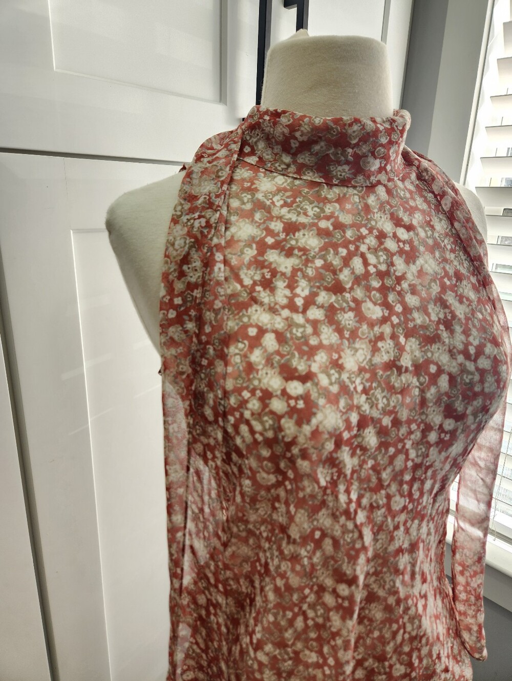 NWT Worth New York Floral Silk Sleeveless Blouse Tie Neck Size 4 - Picture 5 of 14
